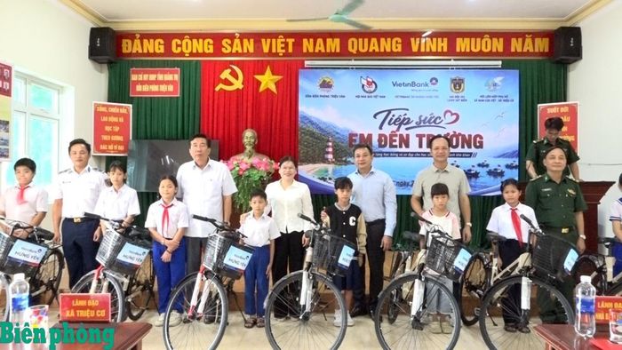 Ngày 22/8, Đồn Biên phòng Triệu Vân, Bộ đội Biên phòng tỉnh Quảng Trị phối hợp với Hội Nhà báo Việt Nam, Ngân hàng VietinBank Chi nhánh Hưng Yên và Hội Liên hiệp Phụ nữ hai xã Nam Cửa Việt, Triệu Cơ tổ chức chương trình tiếp sức em đến trường “trao tặng học bổng, xe đạp cho học sinh có hoàn cảnh khó khăn” trên địa bàn. Trong ảnh: Ban Tổ chức trao tặng 50 chiếc xe đạp cho học sinh có hoàn cảnh khó khăn của hai xã Nam Cửa Việt và Triệu Cơ, tỉnh Quảng Trị, mỗi chiếc trị giá 1,6 triệu đồng. Ảnh: Đình Tiến