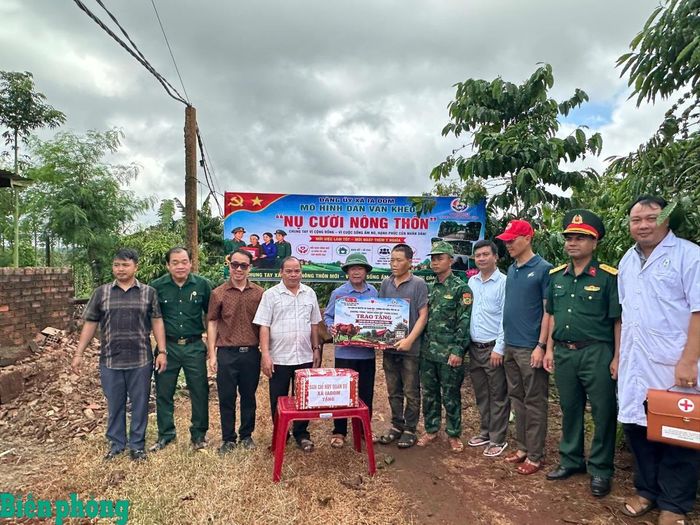 Ngày 22/8, Đồn Biên phòng cửa khẩu quốc tế Lệ Thanh (Bộ đội Biên phòng tỉnh Gia Lai) phối hợp với các ban, ngành, đoàn thể xã Ia Dom tổ chức hoạt động mô hình “Nụ cười nông thôn” tháng 8 trên địa bàn xã. Trong khuôn khổ chương trình, cán bộ, chiến sĩ Đồn Biên phòng cửa khẩu quốc tế Lệ Thanh cùng các lực lượng địa phương đã đến thăm, trao tặng sinh kế là 1 con bò sinh sản trị giá 10 triệu đồng cho gia đình ông Mai Xuân Tuấn, ở thôn Mook Trêl, xã Ia Dom. Ảnh: Thanh Bình
