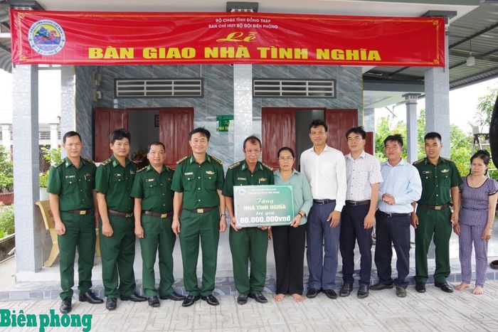 Ngày 20/8, tại ấp Kinh Trên, xã Tân Điền, tỉnh Đồng Tháp, Ban Chỉ huy Bộ đội Biên phòng tỉnh Đồng Tháp tổ chức Lễ bàn giao “Nhà tình nghĩa” cho gia đình Trung tá Quân nhân chuyên nghiệp Huỳnh Trọng Nam, Phó Thuyền trưởng tàu 15-98-01, Hải đội Biên phòng 2, gia đình quân nhân có hoàn cảnh khó khăn. Ảnh: Sĩ Đan