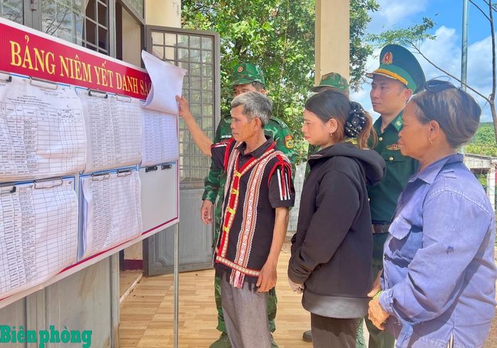 Già làng, người có uy tín Rơ Mah Blơih phối hợp với chính quyền địa phương, Bộ đội Biên phòng tuyên truyền về công tác bầu cử. Ảnh: NT