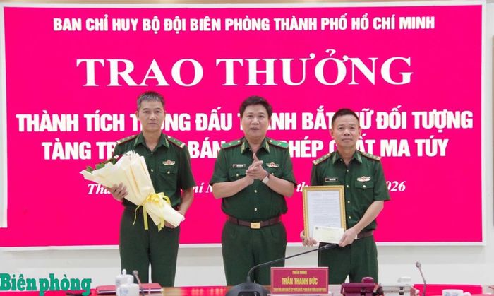 Thiếu tướng Trần Thanh Đức trao thưởng cho Ban Chỉ huy Biên phòng cửa khẩu cảng Bà Rịa - Vũng Tàu. Ảnh: Lương Kiểm