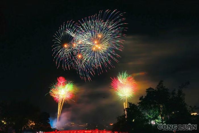 Đúng 21h, những loạt pháo hoa đầu tiên rực sáng trên bầu trời Hà Nội.