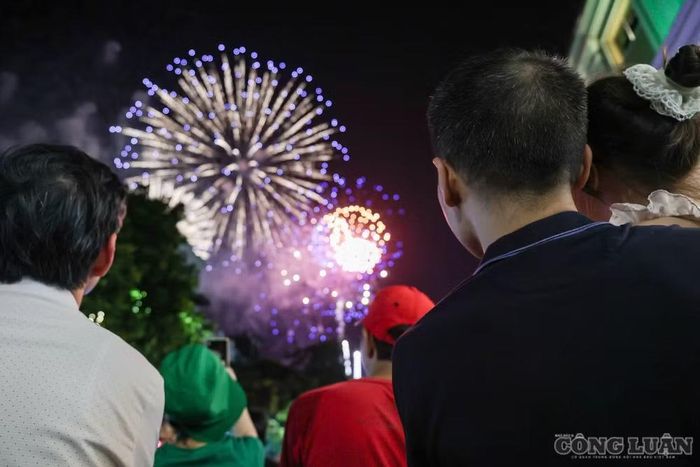  Hàng nghìn người hướng mắt lên cao, cùng reo hò, vỗ tay trước màn trình diễn kéo dài 15 phút. 