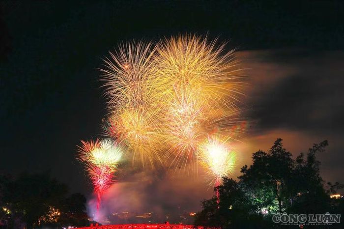Pháo hoa rực rỡ trên bầu trời Hà Nội.