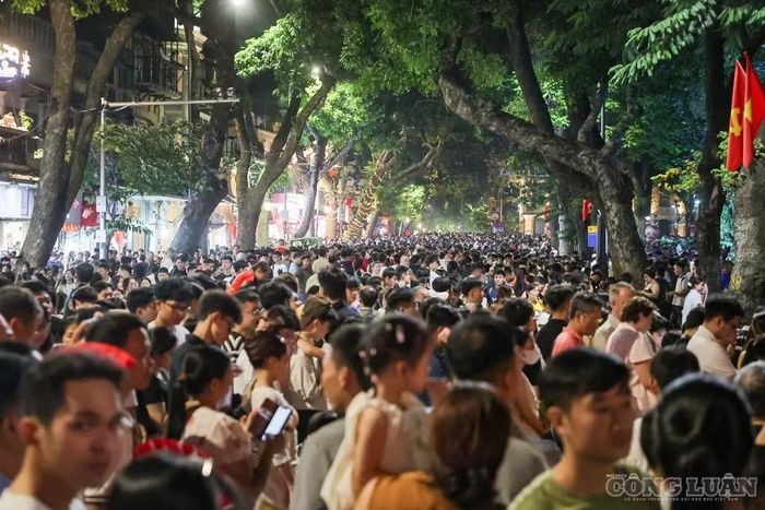 Người dân đi xem pháo hoa đứng kín 1 con phố ở Hà Nội đêm 2/9.