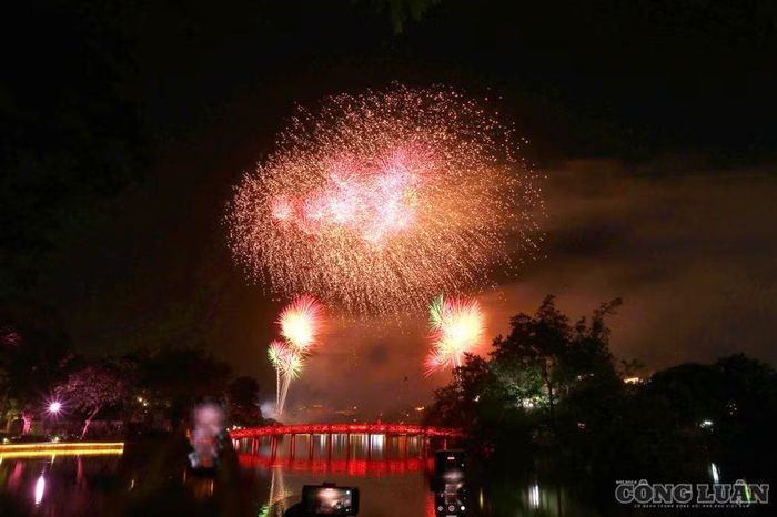 Trong khoảng 15 phút, bầu trời Hà Nội liên tục được thắp sáng bởi những màn pháo hoa nhiều màu sắc.