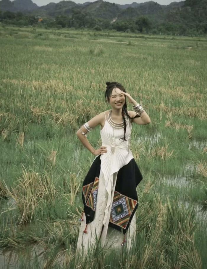 Nữ ca sĩ diện chiếc váy với điểm nhấn chân váy có họa tiết khăn Piêu của người Thái. Ảnh: FBNV