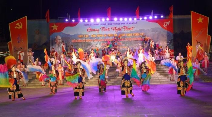 Tiết mục múa tái hiện những nét đẹp trong đời sống, lao động và sinh hoạt cộng đồng của đồng bào dân tộc Lô Lô. Ảnh: UBND xã Mèo Vạc