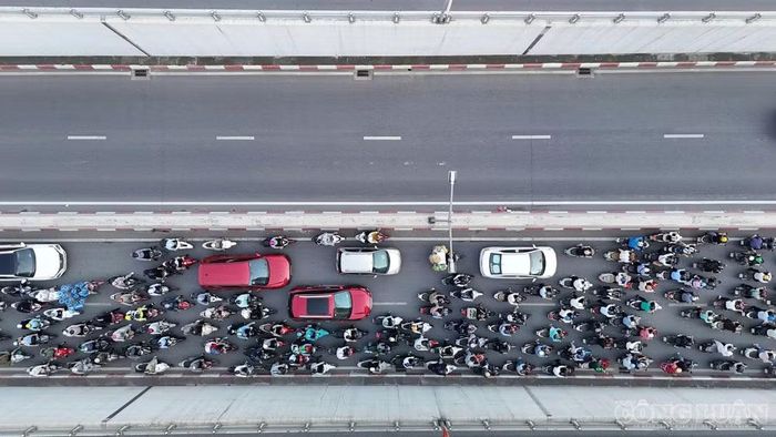 Việc người dân đồng loạt trở lại làm việc, học tập sau kỳ nghỉ khiến áp lực giao thông gia tăng trên nhiều trục đường và nút giao lớn của Hà Nội. Mật độ ô tô và xe máy tăng cao khiến giao thông tại một số khu vực bị ùn ứ cục bộ trong giờ cao điểm.