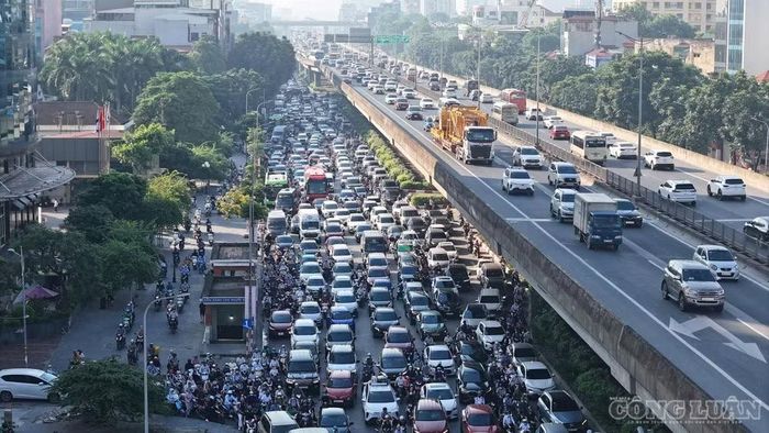 Trên đường Vành đai 3, đoạn Khuất Duy Tiến, tình trạng ùn ứ cũng xuất hiện. Hàng dài xe máy và ô tô nối tiếp nhau, các phương tiện phải di chuyển với tốc độ chậm.