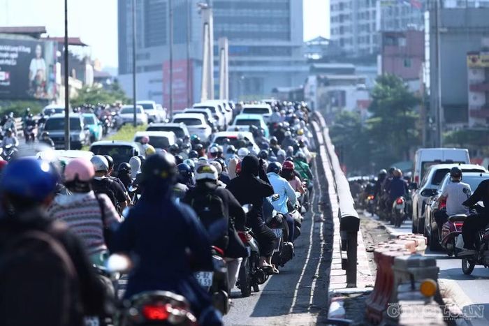 Tại đường Nguyễn Trãi hướng về Ngã Tư Sở, phương tiện đông đúc, dòng xe ùn ứ kéo dài lên khu vực cầu vượt.