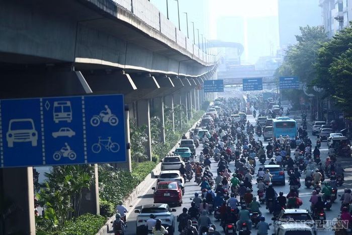 Tại khu vực Nguyễn Trãi, nút giao Ngã Tư Sở, mật độ phương tiện tăng rõ rệt. Dòng xe máy, ô tô nối dài, di chuyển chậm, đặc biệt tại khu vực nút giao khi nhiều hướng phương tiện cùng tập trung.