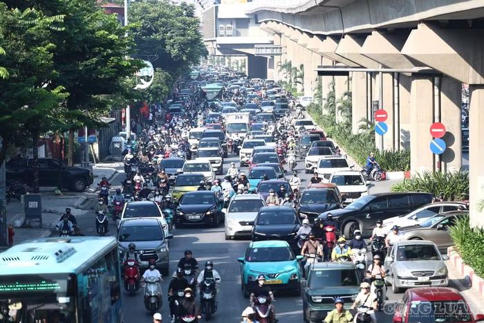 Dòng xe di chuyển chậm, mật độ ô tô và xe máy tăng cao.