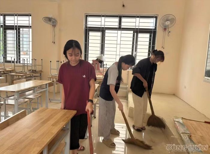 Giáo viên và các em học sinh dọn vệ sinh đầu nằm học mới