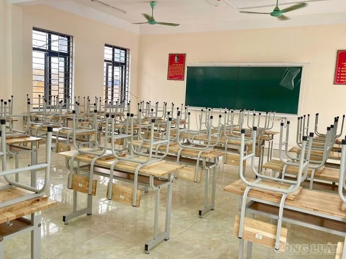 Bàn ghế, bảng học được sắp xếp trong phòng học