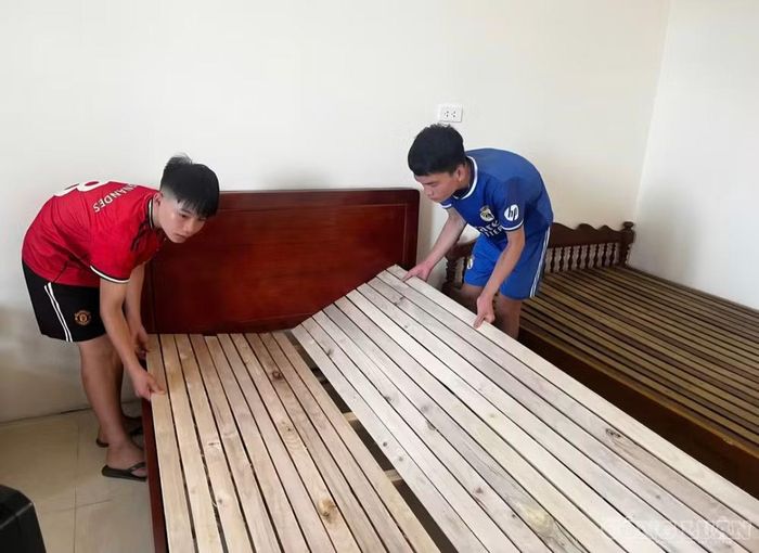 Các em học sinh chuyển đồ dùng vào khu nội trú