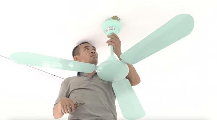 Đơn vị thi công khẩn trương lắp đặt các thiết bị trong lớp học