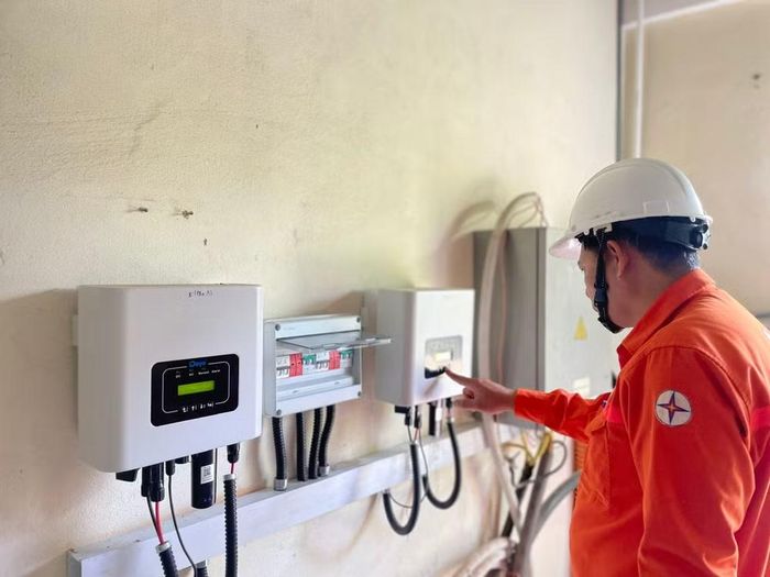 Công nhân kiểm tra thiết bị của hệ thống điện mặt trời