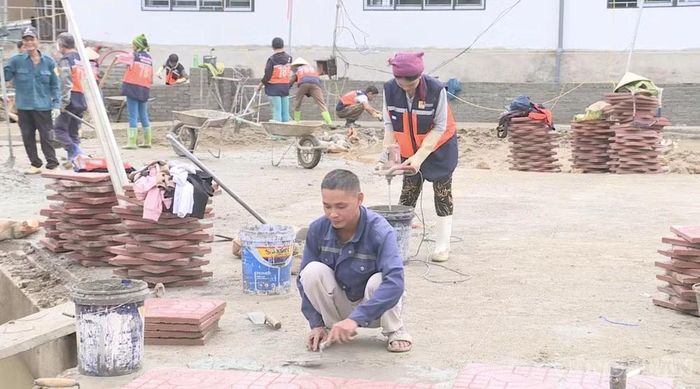 Các tổ thi công đang gấp rút hoàn thiện các công đoạn cuối cùng