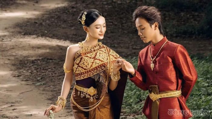 Các bạn trẻ chụp hình tại đây diện trang phục của người Khmer.