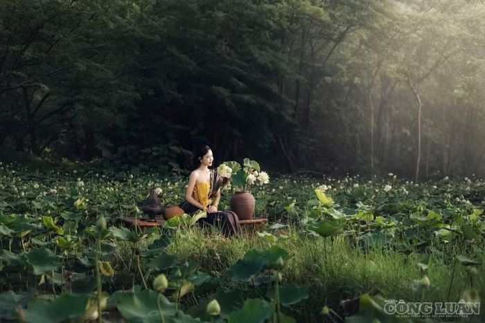 Để bức ảnh thêm phần sinh động, các cô gái thường kết hợp tinh tế trang phục cùng phụ kiện, trang sức bắt mắt và các đạo cụ truyền thống.