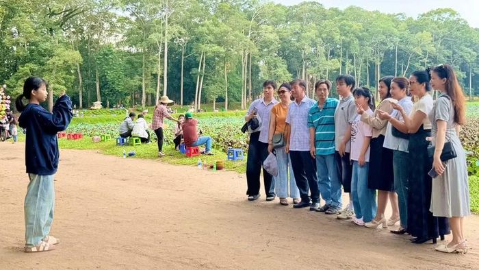Sự cộng hưởng tuyệt vời giữa âm nhạc hiện đại và nét đẹp truyền thống đã biến một trào lưu "đu trend" thành hành trình khám phá văn hóa đầy ý nghĩa.