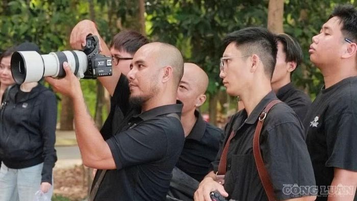 Nhiều ekip chụp ảnh có mặt thường xuyên ở khu vực này để chụp ảnh, quay phim cho người dân, du khách.