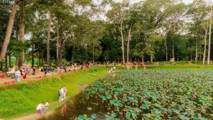 Ngày nay, hồ nước cổ ấy không chỉ tiếp tục nuôi dưỡng mạch sống của đất đai mà còn trở thành cầu nối văn hóa, đưa những giá trị truyền thống tốt đẹp của đồng bào Khmer đến gần hơn với nhịp sống của người trẻ hiện đại.