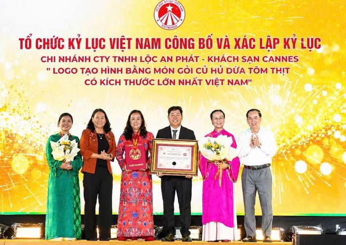 Chính thức trao quyết định xác lập Kỷ lục Việt Nam cho tác phẩm nghệ thuật từ ẩm thực (Ảnh:A.X)