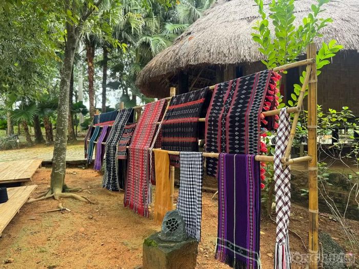 Những tấm zèng Tà Ôi nổi bật với màu sắc và hệ thống hoa văn phản ánh đời sống, văn hóa của đồng bào.