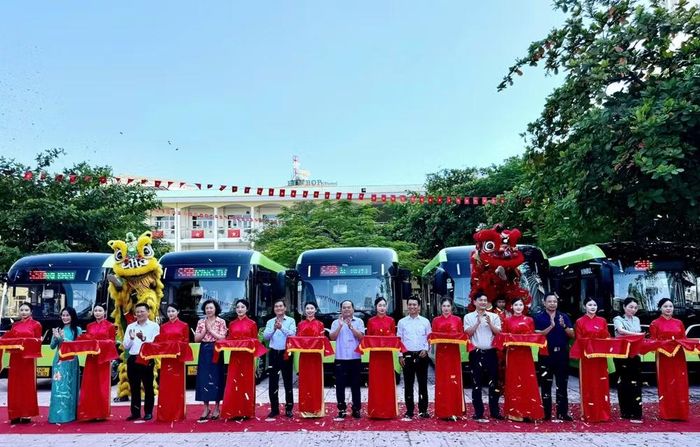 Lãnh đạo Thành ủy, UBND thành phố Quảng Ninh và các sở ngành liên quan thực hiện nghi thức cắt băng chính thức khai trương hệ thống xe buýt điện học đường miễn phí tại thành phố Quảng Ninh. Ảnh Sở VHTT&DL.