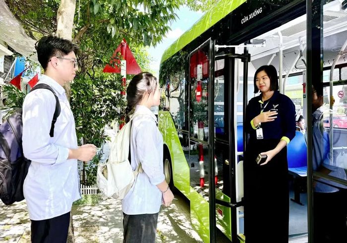 Những học sinh đầu tiên trải nghiệm chương trình xe buýt điện xanh an toàn, tiện lợi và thân thiện trong ngày đầu đi vào hoạt động. Ảnh: Sở VHTT&DL.