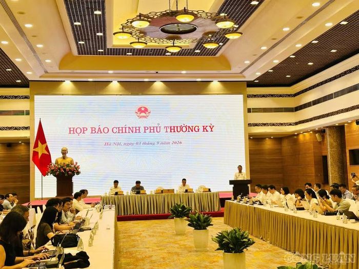 Bộ trưởng, Chủ nhiệm Văn phòng Chính phủ Đặng Xuân Phong - Người phát ngôn của Chính phủ - chủ trì họp báo.