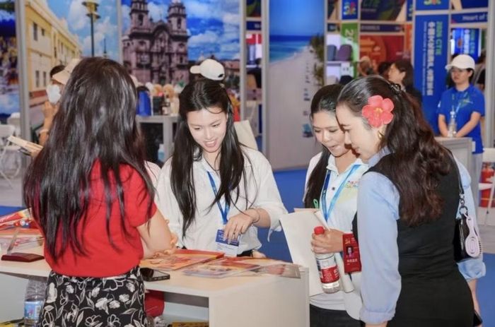Du khách tham quan gian hàng của Sở Văn hóa, Thể thao và Du lịch Hà Nội. Ảnh: Sở VHTTDL Hà Nội