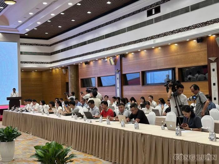 Đông đảo phóng viên các cơ quan báo chí dự họp báo.