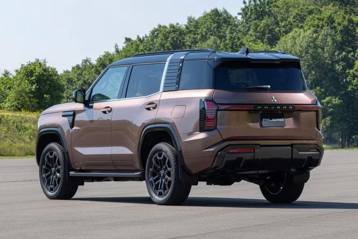 Kích thước xe tương đương với Ford Everest - Ảnh: Mitsubishi
