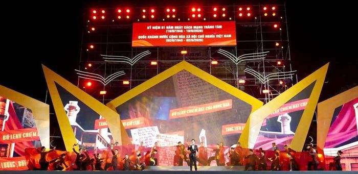Chương trình “Dưới ánh sao độc lập” kết hợp âm nhạc, múa, hoạt cảnh và hình ảnh sân khấu, tạo nên không gian nghệ thuật giàu cảm xúc. (ảnh Nguyên An)