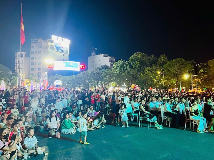 Đông đảo người dân theo dõi chương trình nghệ thuật “Dưới ánh sao độc lập” tại Quảng trường Nhà hát TP Hải Phòng. (ảnh Nguyên An)