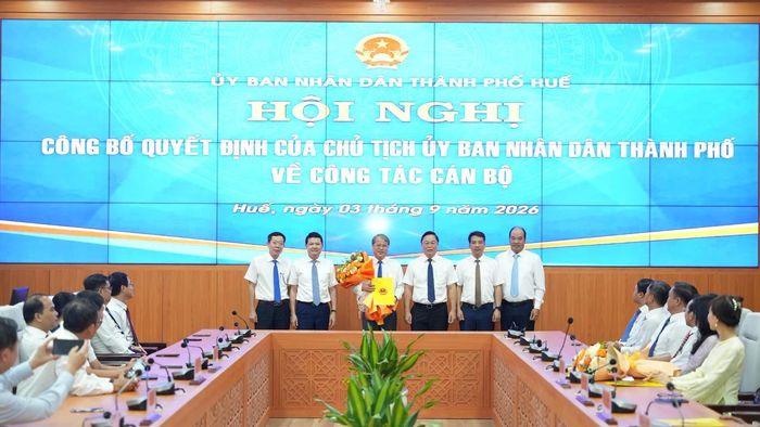 Trao quyết định tiếp nhận, bổ nhiệm ông Văn Anh Tuấn giữ chức vụ Phó Chánh Văn phòng UBND thành phố Huế. (Ảnh: UBND TP Huế)