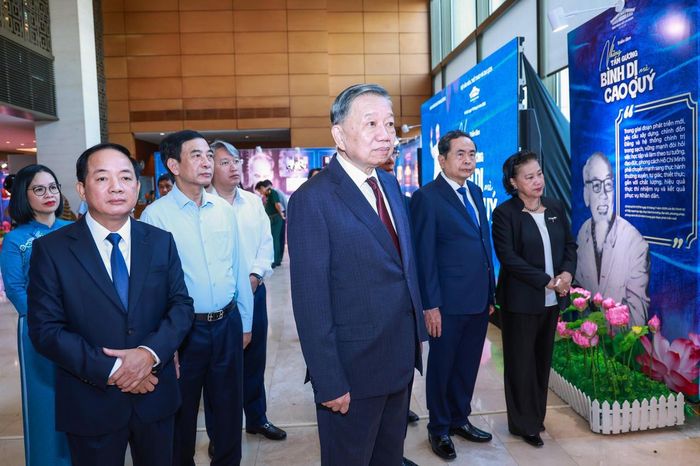 Tổng Bí thư, Chủ tịch nước Tô Lâm cùng các đồng chí lãnh đạo, nguyên lãnh đạo Đảng, Nhà nước tham quan Triển lãm "Những tấm gương bình dị mà cao quý". Ảnh: Vân Anh