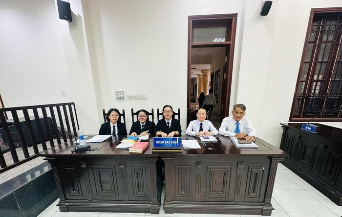 Trợ giúp viên pháp lý Trung tâm TGPL thành phố Đồng Nai tham gia bào chữa cho người được TGPL tại tòa án. Ảnh Cục PBGDPL và TGPL
