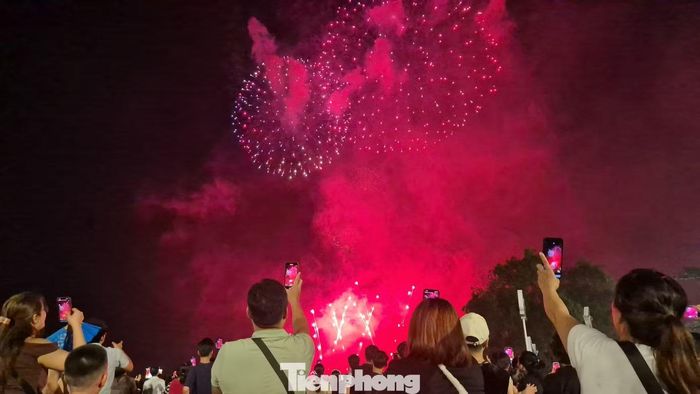 Màn bắn pháo hoa góp phần tạo nên không khí phấn khởi, vui tươi trong ngày Quốc khánh, đồng thời mang đến cho người dân TP. Đồng Nai một đêm đáng nhớ bên gia đình và người thân.