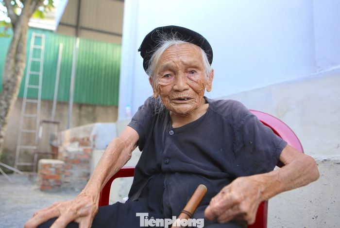 Cụ Bùi Thị Hương, 98 tuổi, vẫn minh mẫn kể lại ký ức về đêm cả làng dỡ nhà mở đường.
