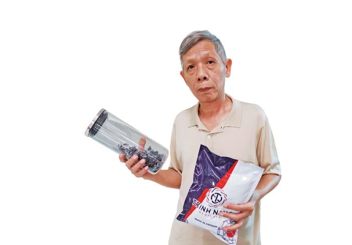 Ông Trịnh Đình Năng bên hỗn hợp lượng tử carbon C60-C70 Fullerene