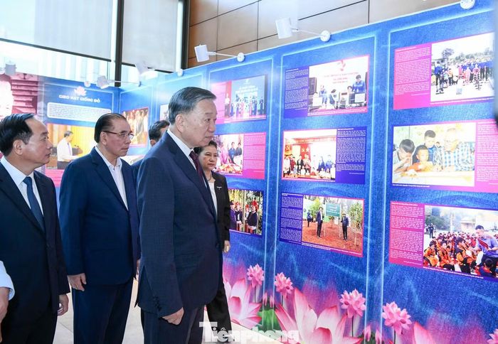 Tổng Bí thư, Chủ tịch nước Tô Lâm và các đại biểu tham quan triển lãm "Những tấm gương bình dị mà cao quý" trước khi diễn ra hội nghị. Ảnh: Như Ý.
