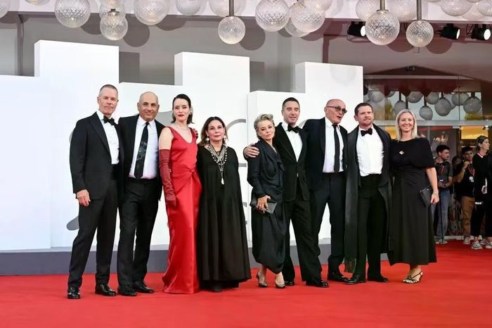  Ngày 2/9 (giờ địa phương), phim điện ảnh Ink, chính kịch tiểu sử do Danny Boyle đạo diễn, được chọn mở màn Liên hoan phim Venice lần thứ 83. Dàn diễn viên cùng ê-kíp phim ra mắt khán giả trên thảm đỏ sự kiện tại Palazzo del Cinema ở đảo Lido di Venezia, Italy. Phim lấy bối cảnh năm 1969, kể về câu chuyện ông trùm truyền thông Rupert Murdoch mua lại nhật báo The Sun và cùng biên tập viên Larry Lamb biến tờ báo này thành một trong những tờ báo lá cải có sức ảnh hưởng mạnh mẽ nhất nước Anh. Ảnh: Getty Images. 