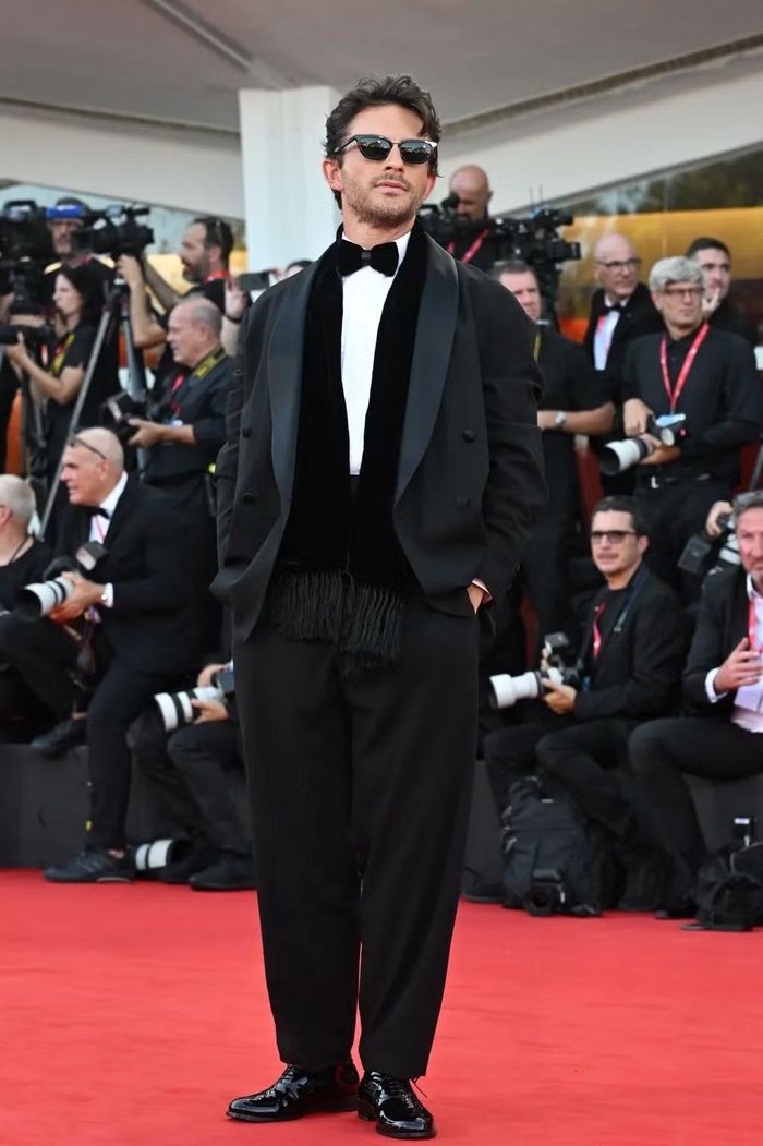 Tài tử Nicholas Galitzine (trái) và Jonathan Bailey. Ảnh: Getty Images.