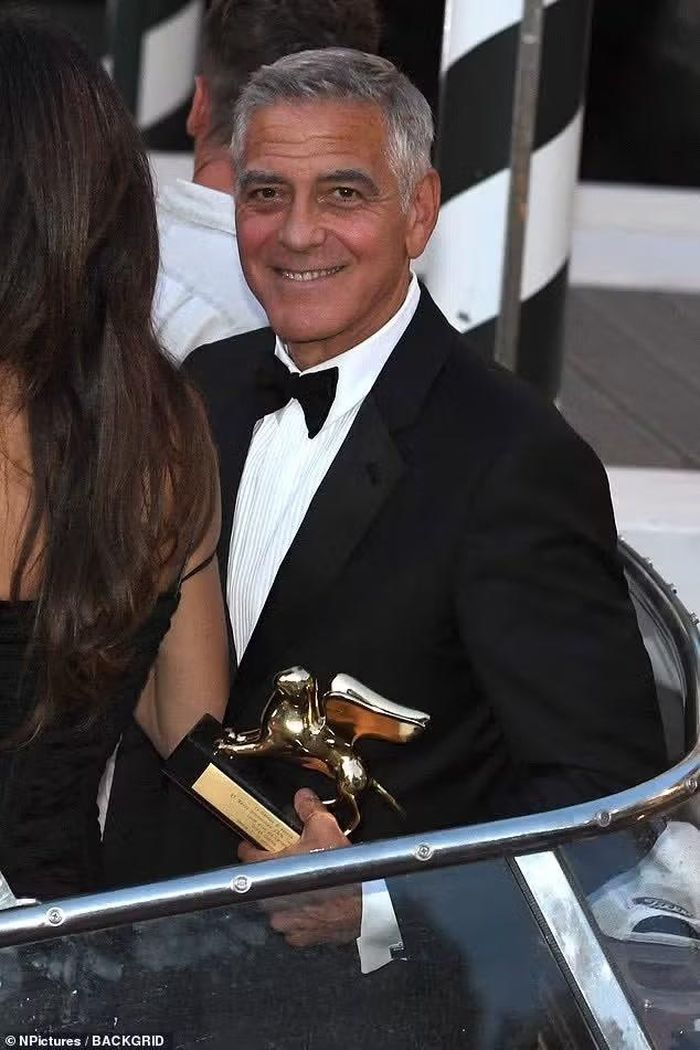 Trước buổi công chiếu phim Ink, Clooney được nhận giải Sư tử vàng Thành tựu trọn đời tại Venice. Trong gần 30 năm sự nghiệp, kể từ lần đầu tham dự Liên hoan phim Venice với Out of Sight, thành phố này đã gắn với nhiều dấu mốc đáng nhớ trong cuộc đời George Clooney. Đây là nơi ông tổ chức đám cưới tại khách sạn Aman Venice, đồng thời là nơi Good Night, and Good Luck được ra mắt - phim mang về cho ông đề cử Oscar đầu tiên ở hạng mục Đạo diễn xuất sắc nhất. Ảnh: Getty Images/BackGrid.