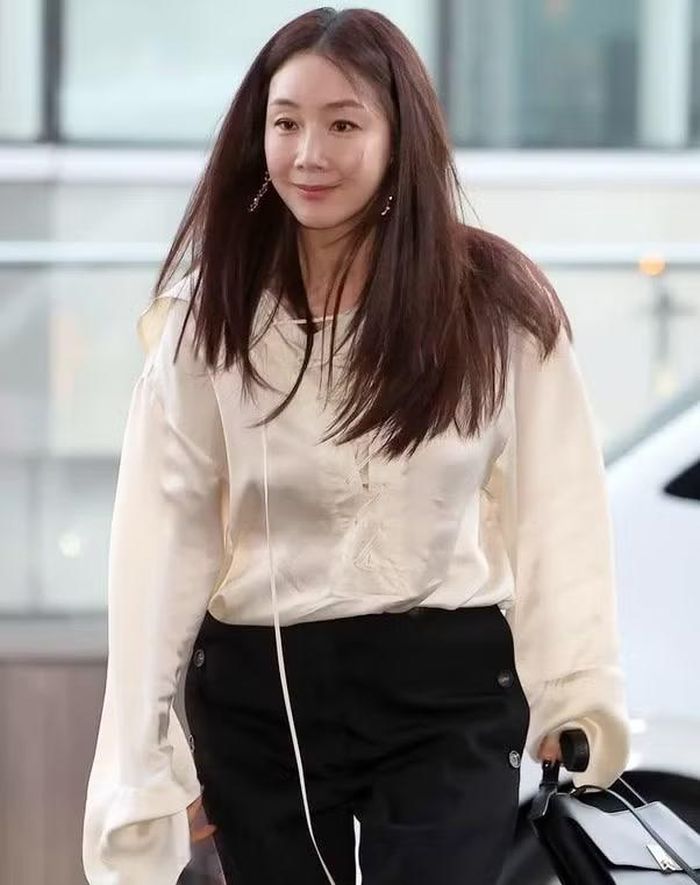 "Nữ hoàng nước mắt" Choi Ji Woo đã bước sang tuổi 51 nhưng luôn rạng rỡ, khiến khán giả ngưỡng mộ với vóc dáng thon gọn, làn da săn chắc. Cô đang có cuộc sống hạnh phúc cùng người chồng kém 9 tuổi và con gái.