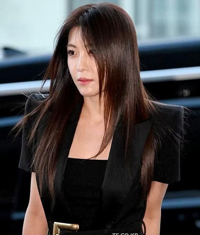 Nữ diễn viên Ha Ji Won xuất hiện đơn giản nhưng thanh lịch tại sự kiện. Năm 2026, Ha Ji Won có màn tái xuất ấn tượng với bộ phim Climax. Cô thể hiện nhân vật nghệ sĩ bị giam cầm trong một cuộc hôn nhân nhiều nghi ngờ, đồng thời có quan hệ đồng tính với nữ diễn viên khác. Loạt cảnh nóng trong phim khiến khán giả sốc nặng, và giành lời khen cho khả năng diễn xuất, hy sinh vì nghệ thuật của Ha Ji Won.